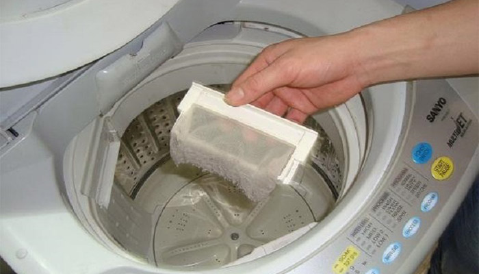 Máy giặt bị bám cặn bẩn do túi lọc rác bị rách